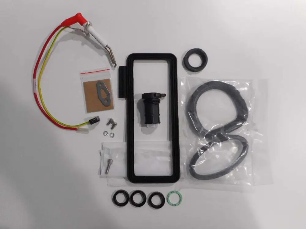 Remeha Service-Set mit verschiedenen Dichtungen, Gehäuseteilen, elektrischen Komponenten und Befestigungselementen auf weißem Hintergrund.